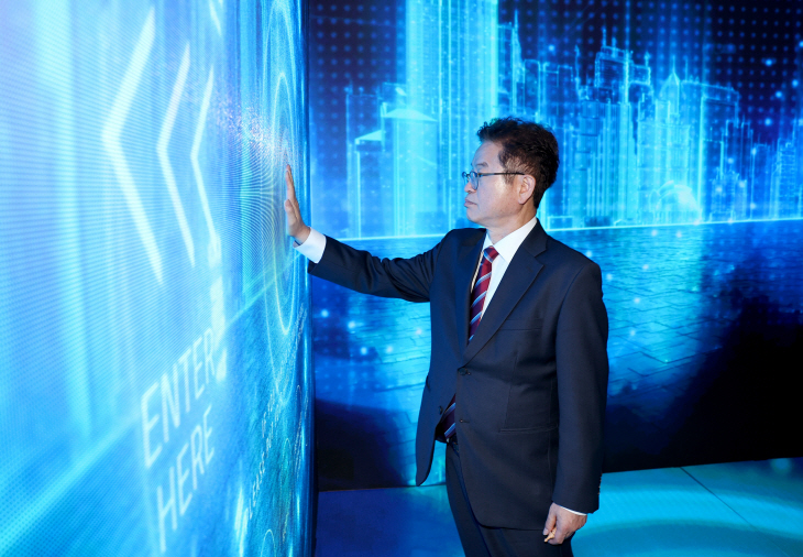 이철우 도지사 MWC 참가기업 부스 참관(KT)