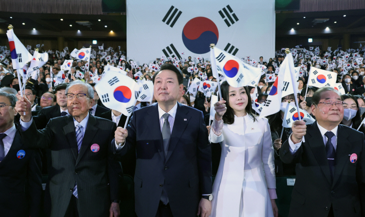 태극기 흔드는 윤석열 대통령 내외