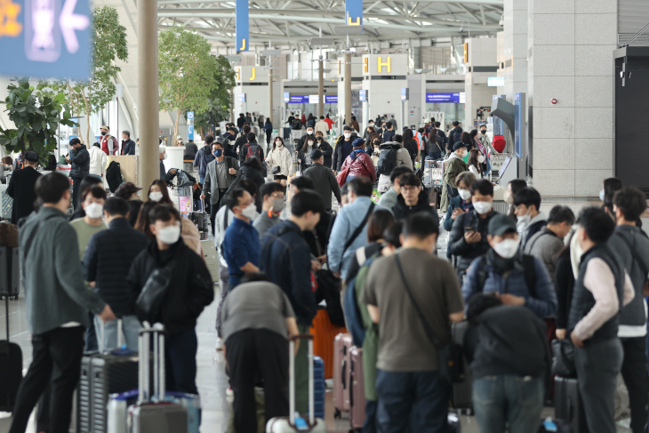 다시 열린 해외여행길…붐비는 공항<YONHAP NO-2322>
