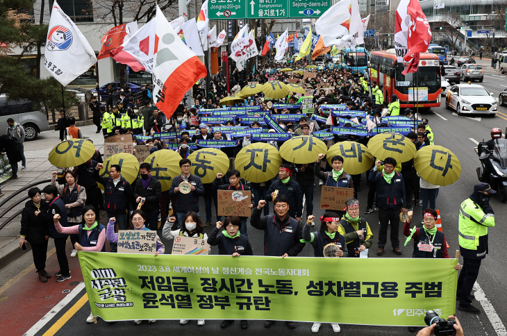 구호외치는 세계여성의날 전국노동자대회 참가자들
