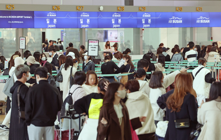 붐비는 인천공항 출국장<YONHAP NO-2977>