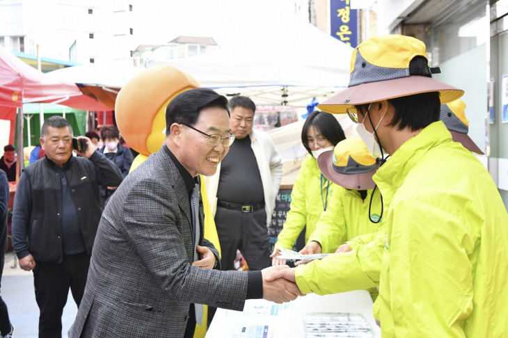 강수현 양주시장 17일 덕정오일장 탐방