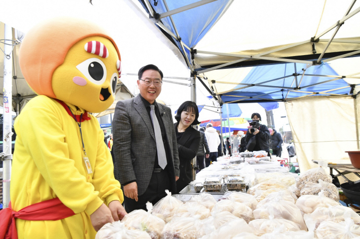 강수현 양주시장 17일 덕정오일장 탐방