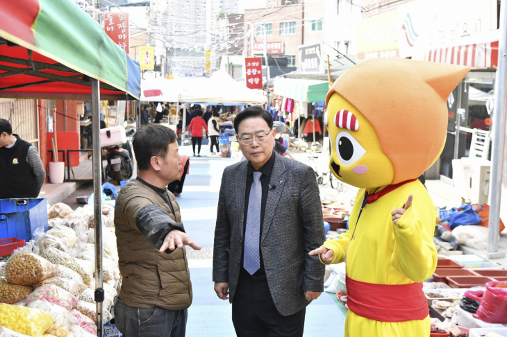 강수현 양주시장 17일 덕정오일장 탐방