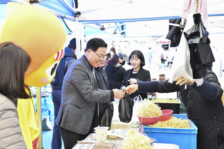 강수현 양주시장 17일 덕정오일장 탐방