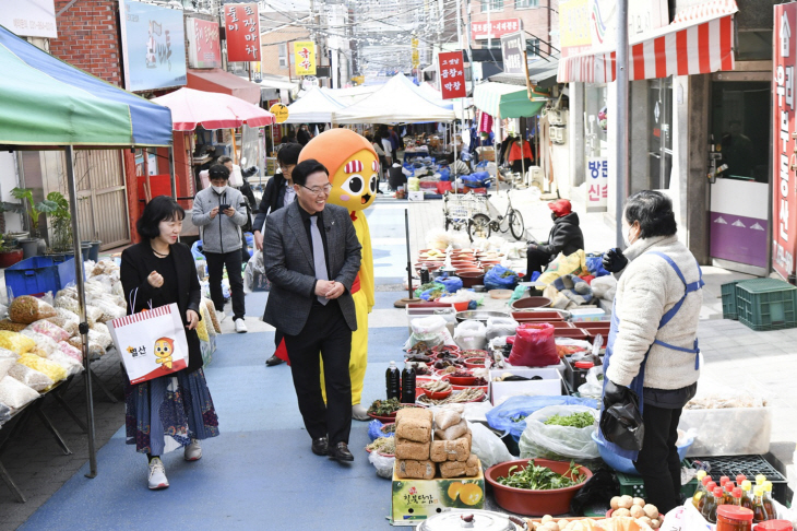 강수현 양주시장 17일 덕정오일장 탐방