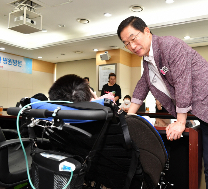 지난 2019년 난치병 학생 격려를 위한 병원 방문