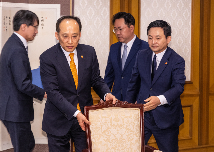 자리에 앉는 추경호 경제부총리