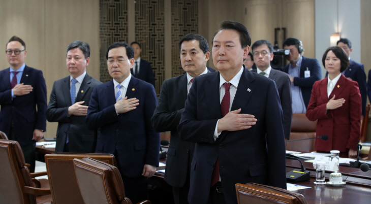 국기에 경례하는 윤석열 대통령