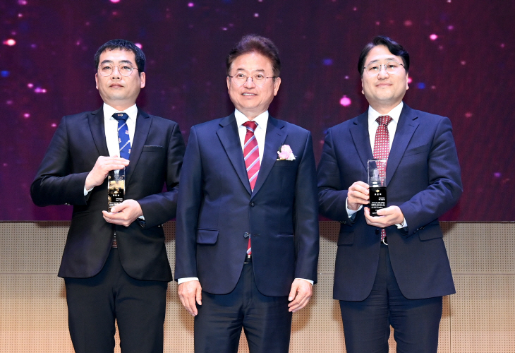 메타버스 이니셔티브 국제학술대회 표창패 수여 장면