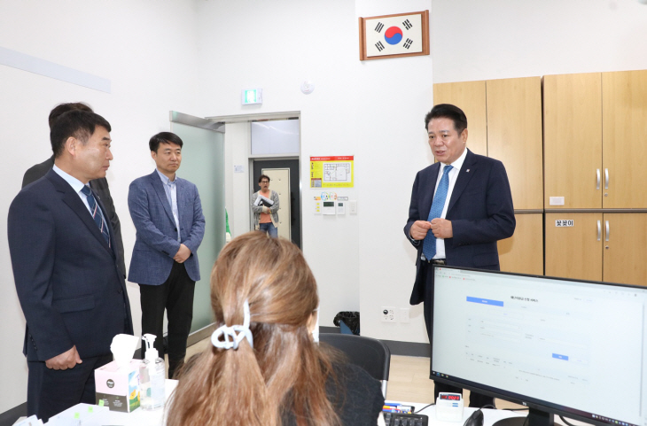 최대호 안양시장 5일 재난기본소득 신청 전담창구 점검