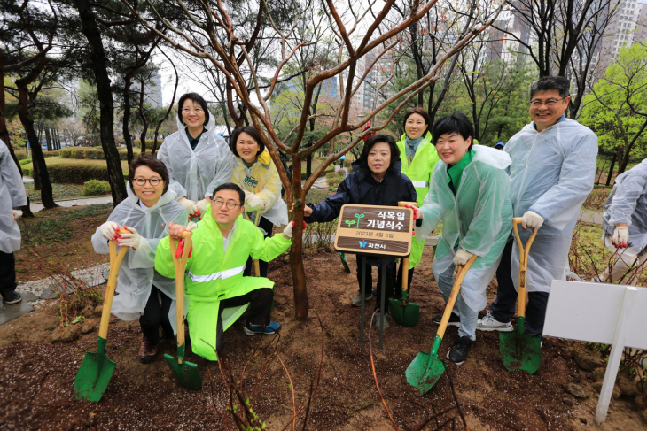 과천시는 5일 ‘제78회 식목일 기념 나무심기 행사’ 개최
