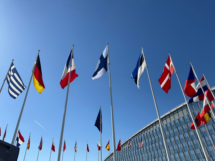 ‘31번째 회원국’ 나토 본부에 내걸린 핀란드 국기