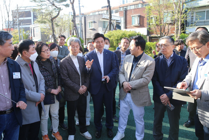 조용익 부천시장 9일 중동 노후아파트단지에서 재정비 설명