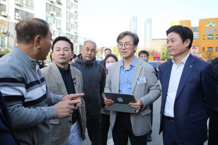 9일 부천시 중동 노후아파트단지에서 주민의 의견 청취