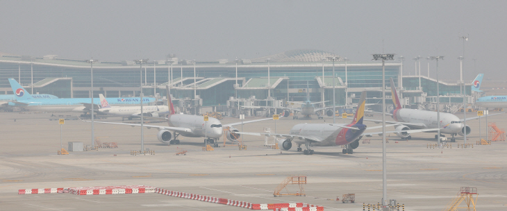 미세먼지에 갇힌 공항<YONHAP NO-3041>