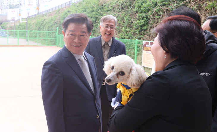 박승원 광명시장 목감천변 반려동물간이놀이터 개장식 주재