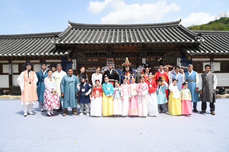 2022년 선비문화축제 외국인 한복입기 체험 기념사진