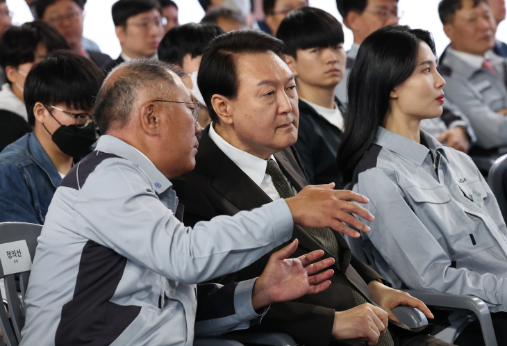 대화하는 윤석열 대통령과 정의선 현대차그룹 회장