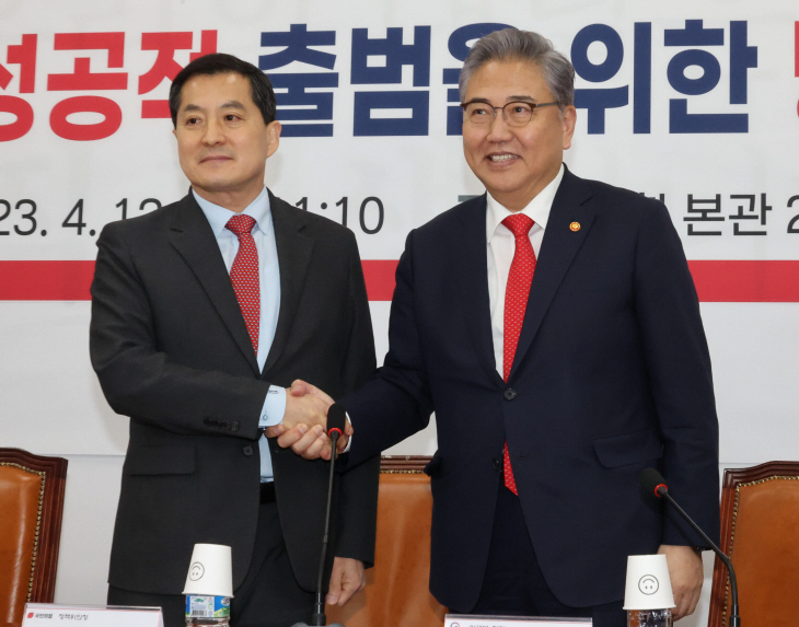 인사하는 박대출 정책위의장과 박진 외교부 장관