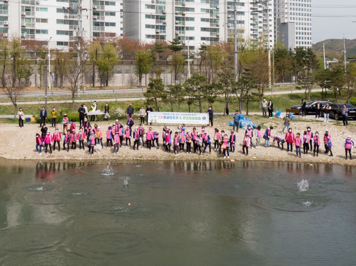 한국생활개선남양주시연합회 14일 요연보에서 EM 흙공 투척