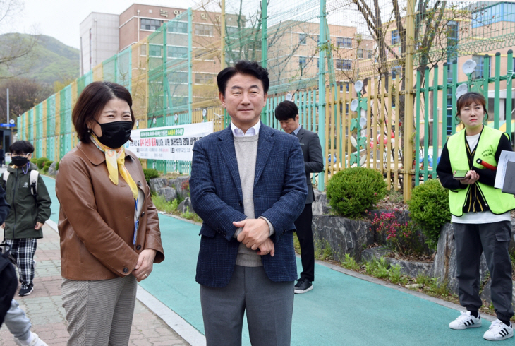 김동근 의정부시장 14일 버들개초등학교 교통안전 점검