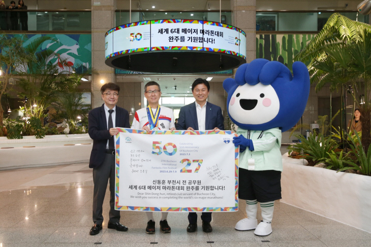 왼쪽부터 신철 BIFAN 집행위원장, 조용익 부천시장, 신동훈씨