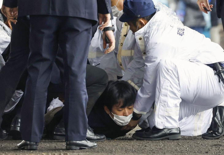 기시다 총리 연설 전 큰 폭발음, 체포되는 남성