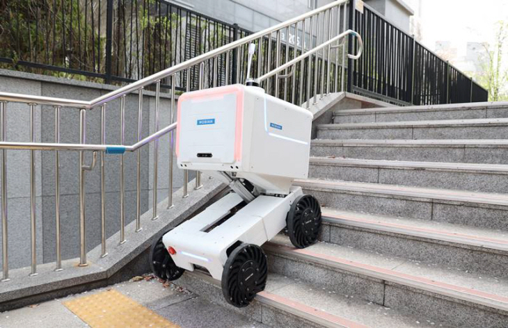 계단을 오르는 MOBINN 로봇