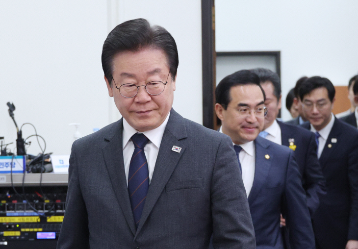 최고위 입장하는 이재명-박홍근