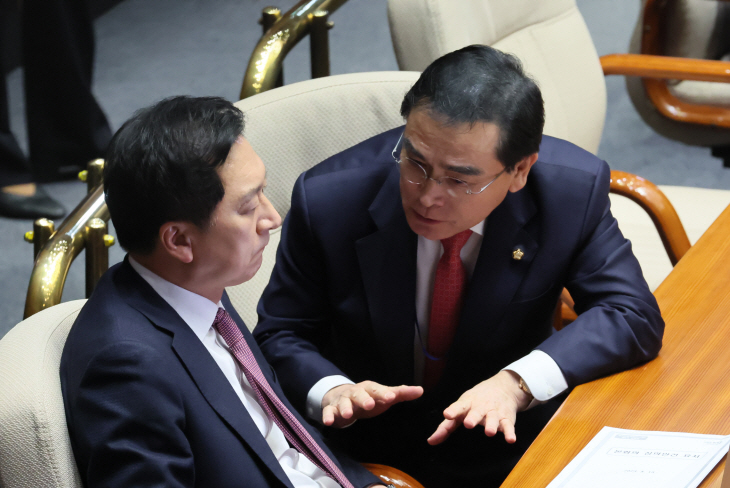태영호 의원과 대화하는 김기현 대표