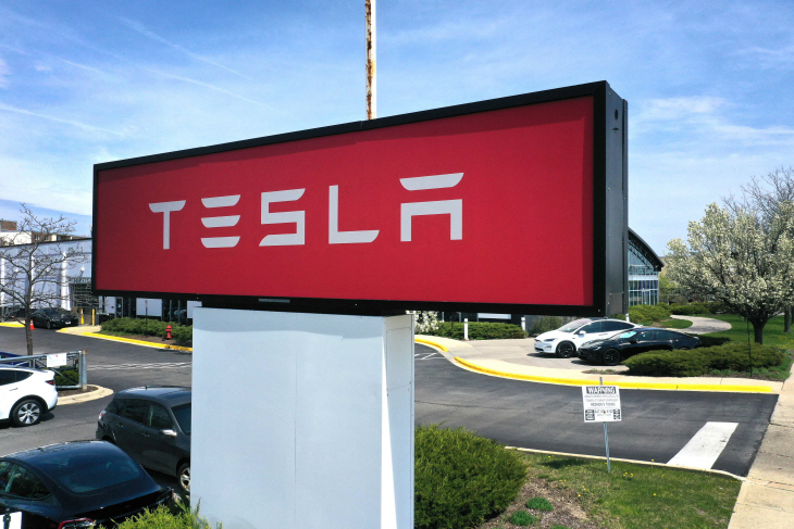 US-TESLA-ANNOUNCES-NEW-PRICE-CUTS-AHEAD-OF-EARNINGS-REPORT