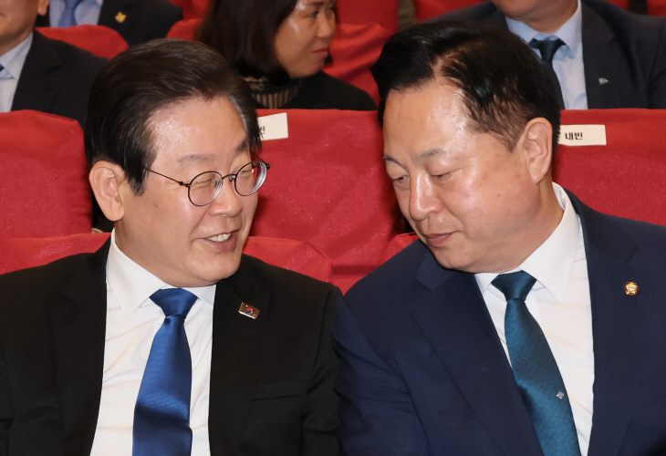 김두관 의원과 인사말 나누는 이재명 대표