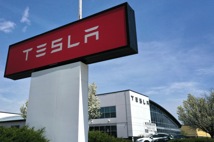 US-TESLA-ANNOUNCES-NEW-PRICE-CUTS-AHEAD-OF-EARNINGS-REPORT