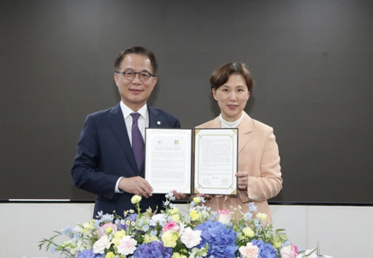 유지범 성균관대 총장(왼쪽)과 이지은 한국마이크로소프트 대표