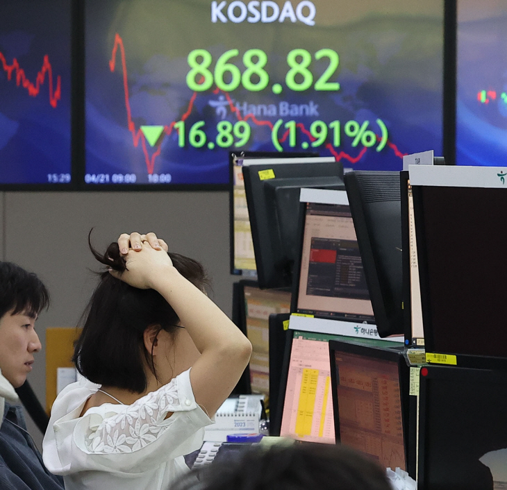크게 하락한 코스닥<YONHAP NO-3284>