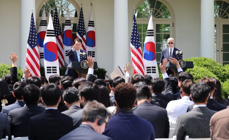 공동기자회견 질문받는 윤 대통령