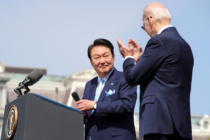 공식 환영식에서 박수받는 윤석열 대통령