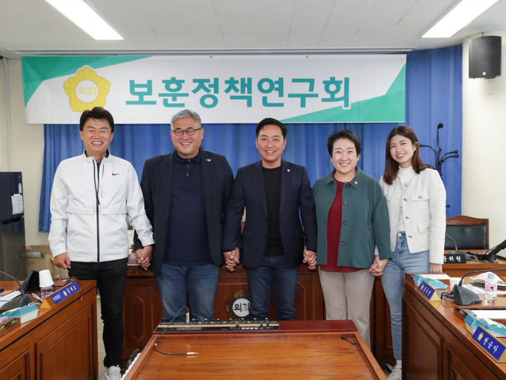 왼쪽부터 김희섭, 문재호, 이철조, 김수진, 천승아 고양시의원