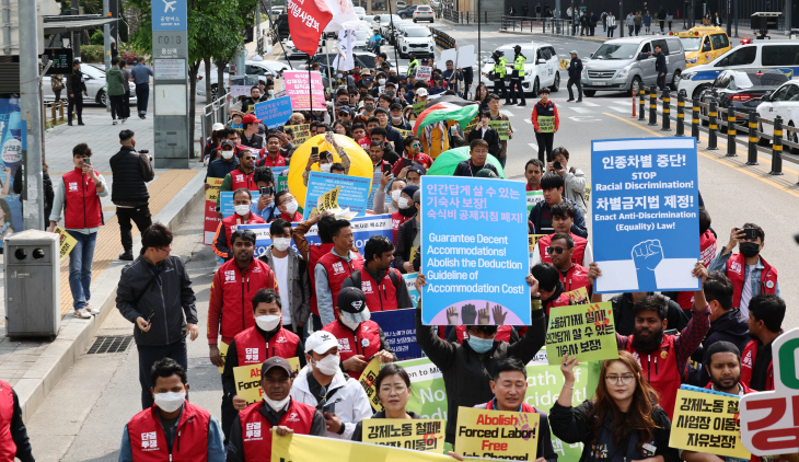 거리로 나온 이주노동자들