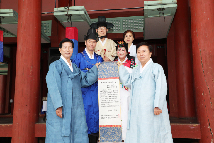 축제 중 전통혼례로 두 커플 결혼 골인