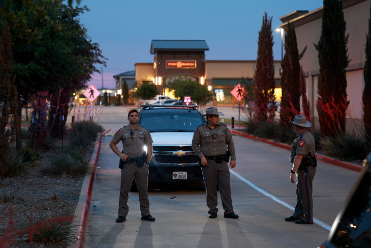 US-EIGHT-DEAD-AFTER-SHOOTING-AT-OUTLET-MALL-IN-TEXAS