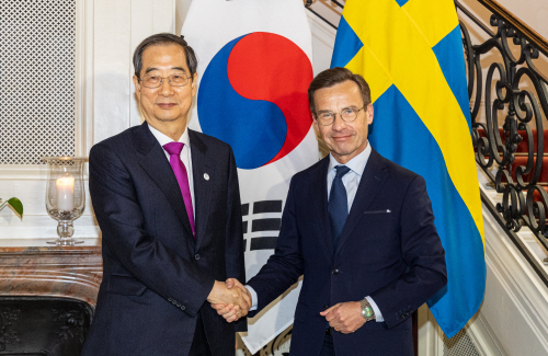 한·스웨덴 총리 회담에 앞서 악수