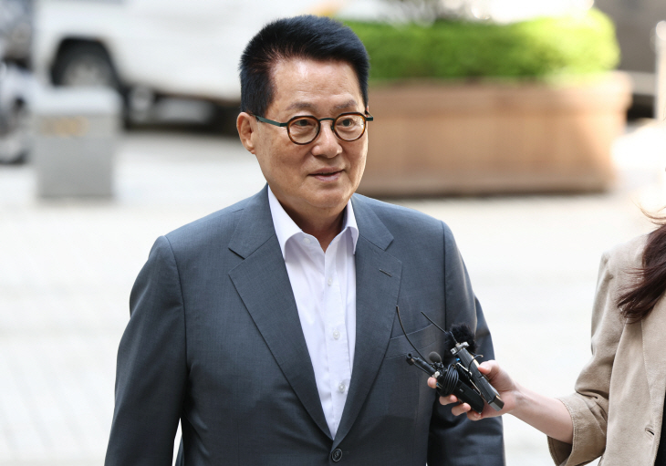 법정 향하는 박지원 전 국정원장