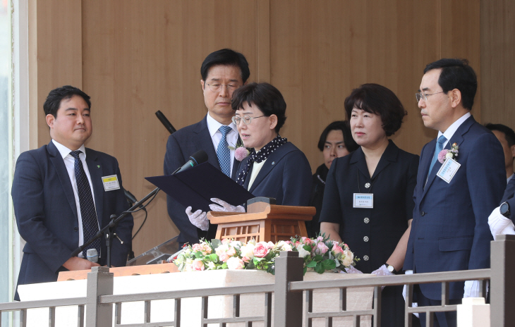 선박 명명하는 최연혜 한국가스공사 사장