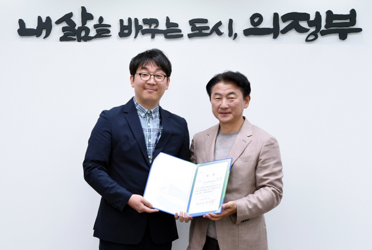 김동근 의정부시장 12일 적극행정 우수공무원 상장 수여