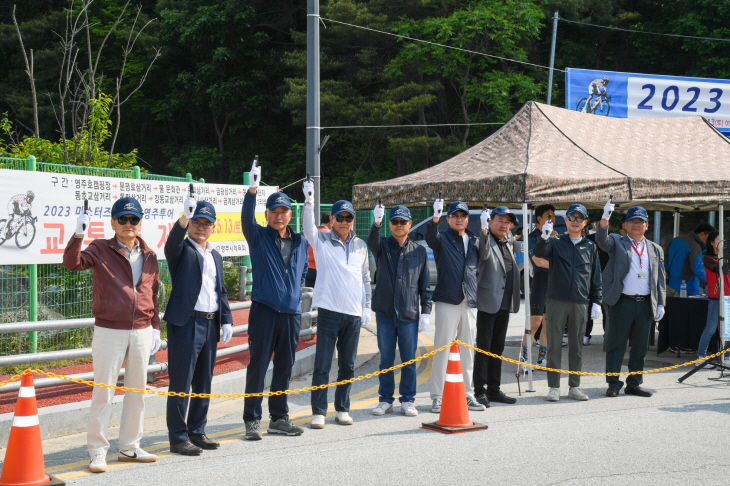 2023마스터즈 사이클 영주투어 내빈들이 시총을 준비하고 있다