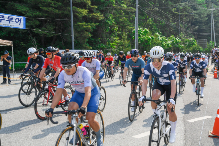 2023 마스터즈 사이클 영주투어 출발을 하고 있다