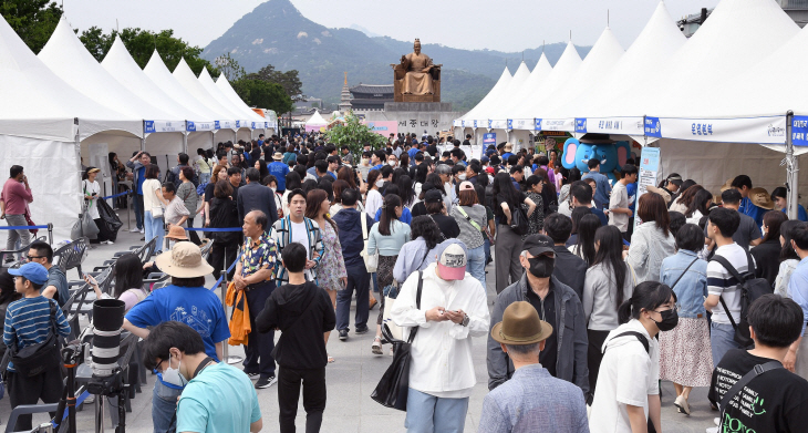 13일 시민들이 서울 광화문광장에 마련된 ‘푸른코끼리 비폭력