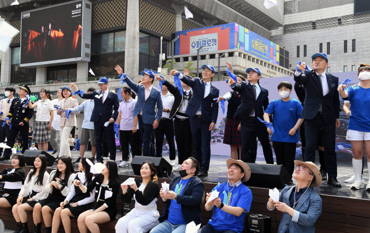 13일 서울 광화문광장에서 진행된 ‘푸른코끼리 비폭력 캠페인